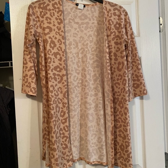 Tops - Leopard long sleeve light sweater